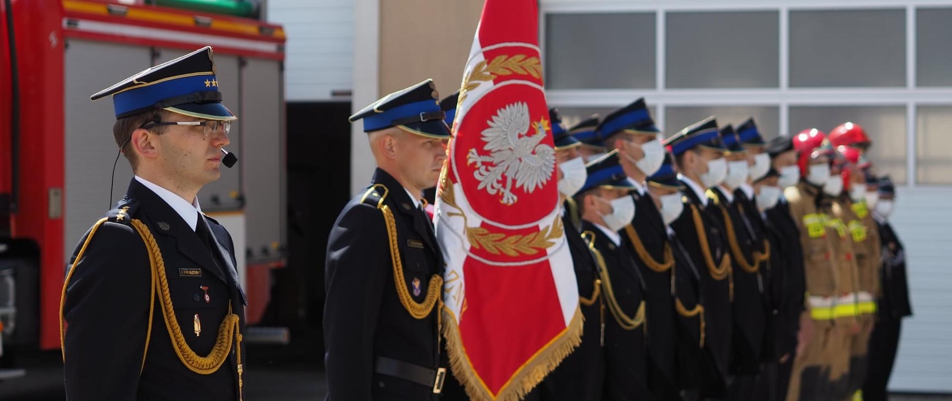 Zdjęcie pododdziału pożarniczego na obchodach Dnia Strażaka w KP PSP w Szczytnie