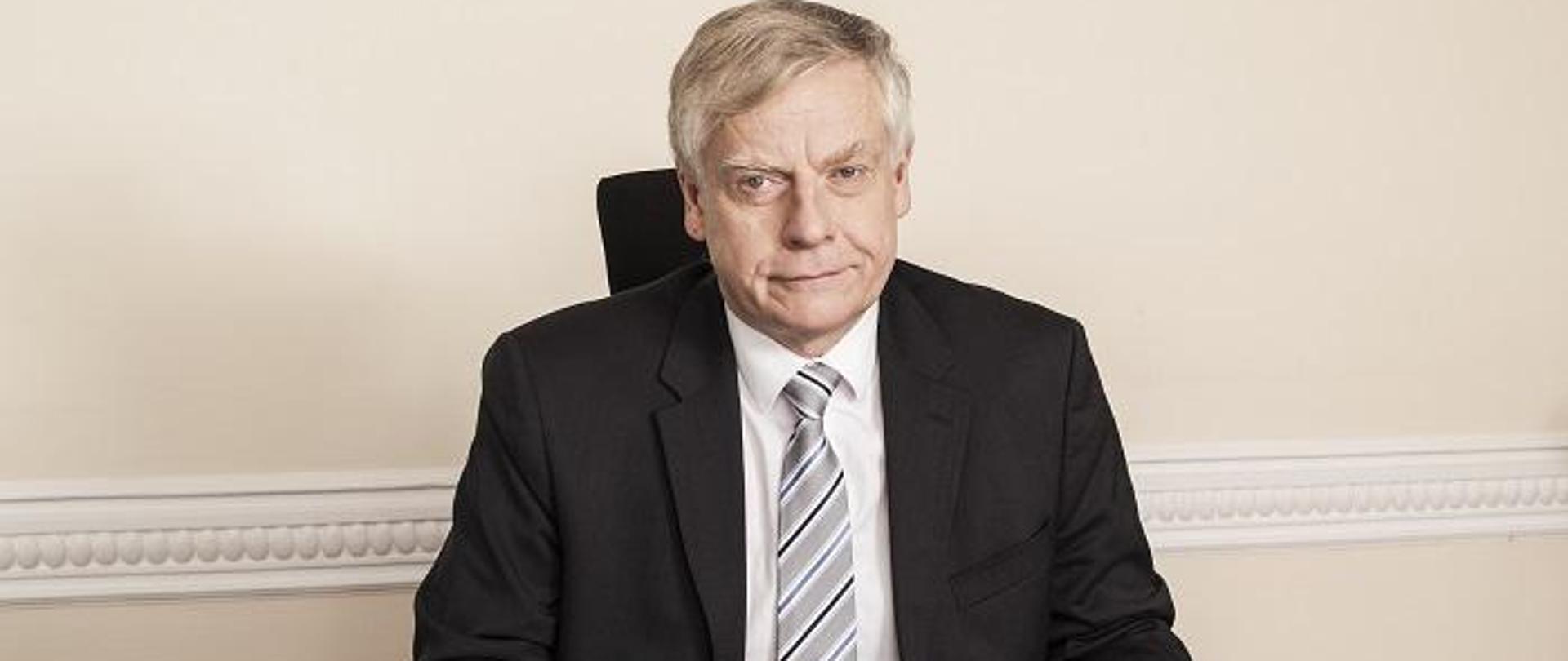 Prof. Aleksander Bobko siedzi za biurkiem