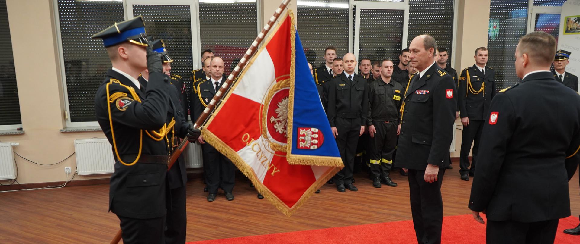 pożegnanie komendanta ze sztandarem 