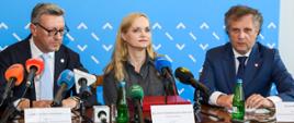 Na zdjęciu wiceminister Jacek Karnowski na briefingu prasowym na Uniwersytecie Warmińsko-Mazurskim w Olsztynie w towarzystwie innych uczestników spotkania