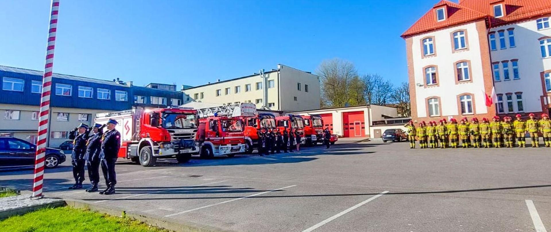 Zdjęcie przedstawia uroczysty apel na placu KM PSP w Słupsku z okazji Dnia Flagi RP