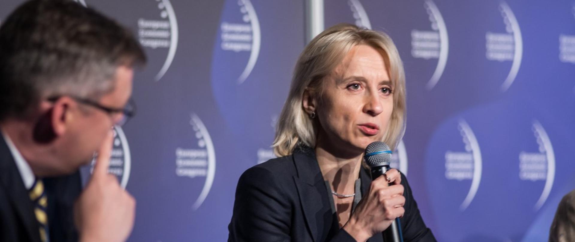 Minister Teresa Czerwińska na EKG w Katowicach z mikrofonem w dłoni