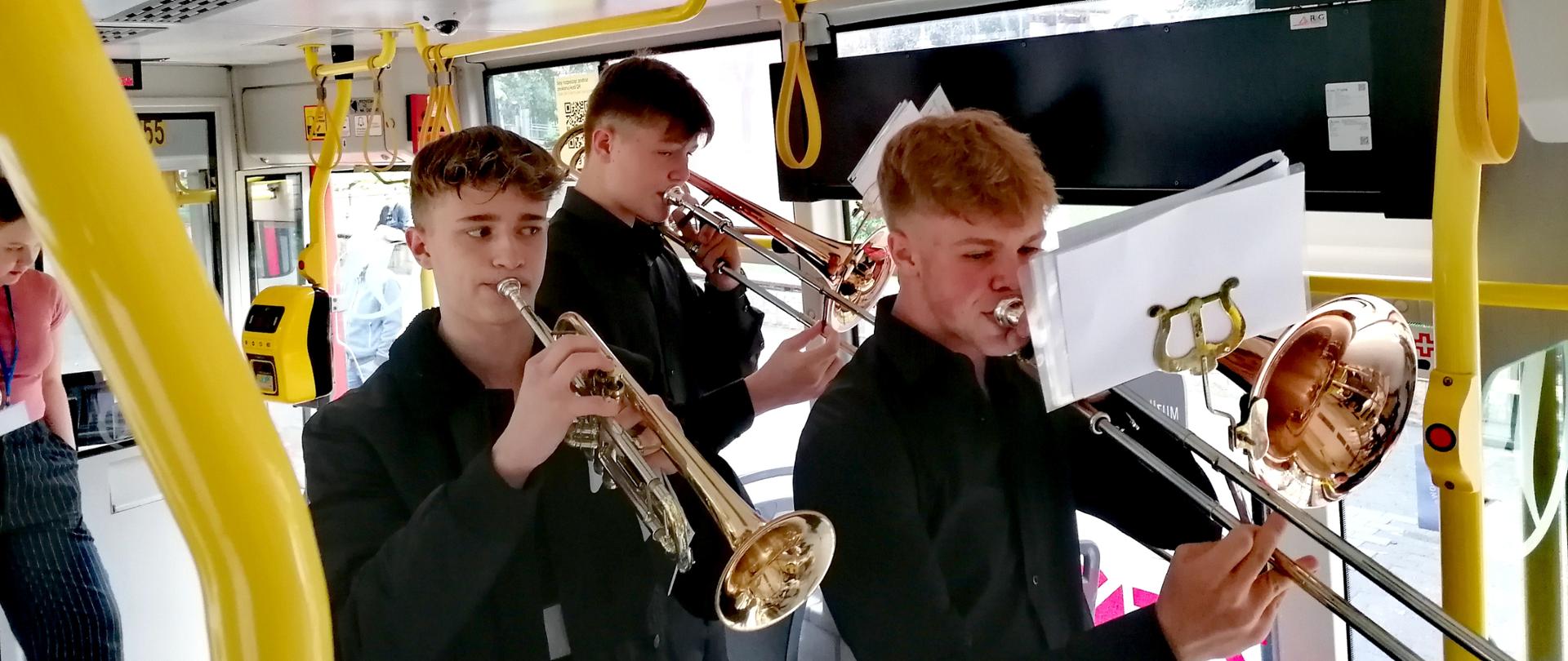 "Koncert tramwaju" - impreza z okazji Międzynarodowego Dnia Muzyki. Uczniowie szkoły zagrali w tramwaju umilając podróż pasażerom.