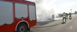 Pożar samochodu na drodze ekspresowej S5