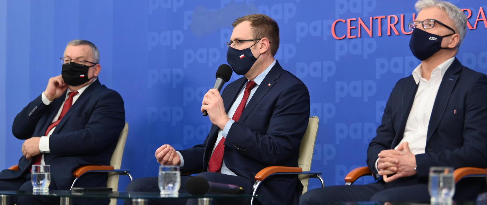 Wiceminister Małecki podczas konferencji w PAP.
