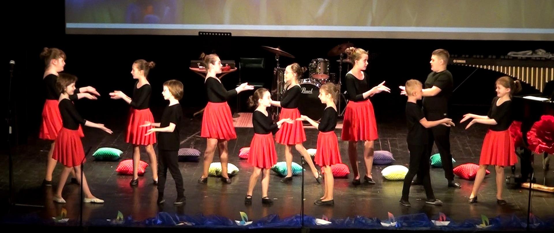 klasa rytmiki na scenie 