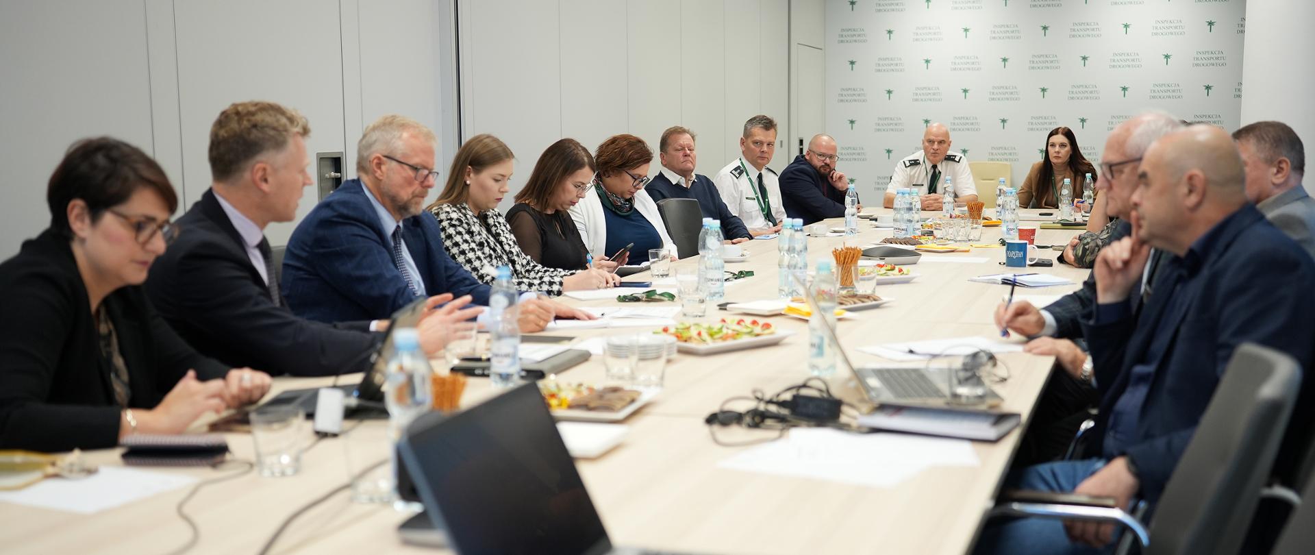 Kilkanaście osób siedzących przy stole