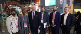 Wiceminister rozwoju i technologii Grzegorz Piechowiak na Expo w Dubaju, marzec 2022, stoją - wraz z innymi uczestnikami spotkania 