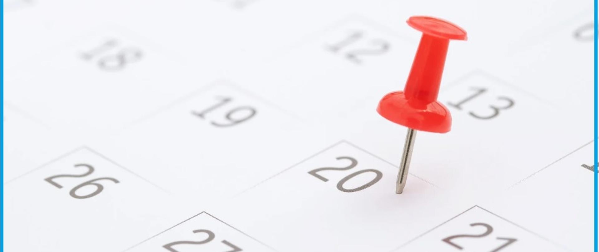 Grafika przedstawia wycinek kalendarza z zaznaczonym pinezką dniem