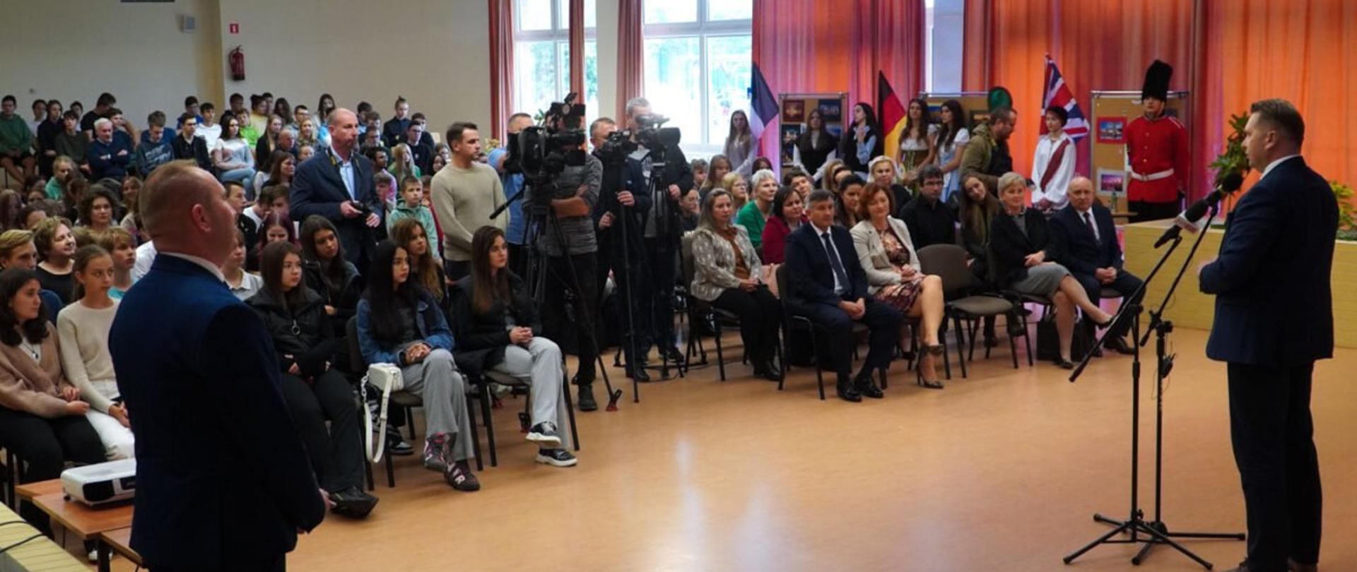 Minister Przemysław Czarnek podczas spotkania z młodzieżą w szkole w Nowej Sarzynie 