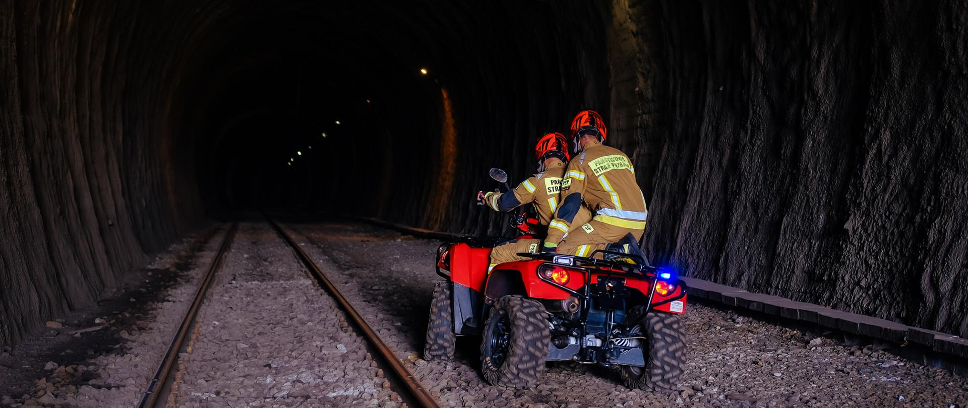 Na zdjęciu quad wjeżdża do tunelu.