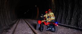 Na zdjęciu strażacy wjeżdżają na quadzie do tunelu