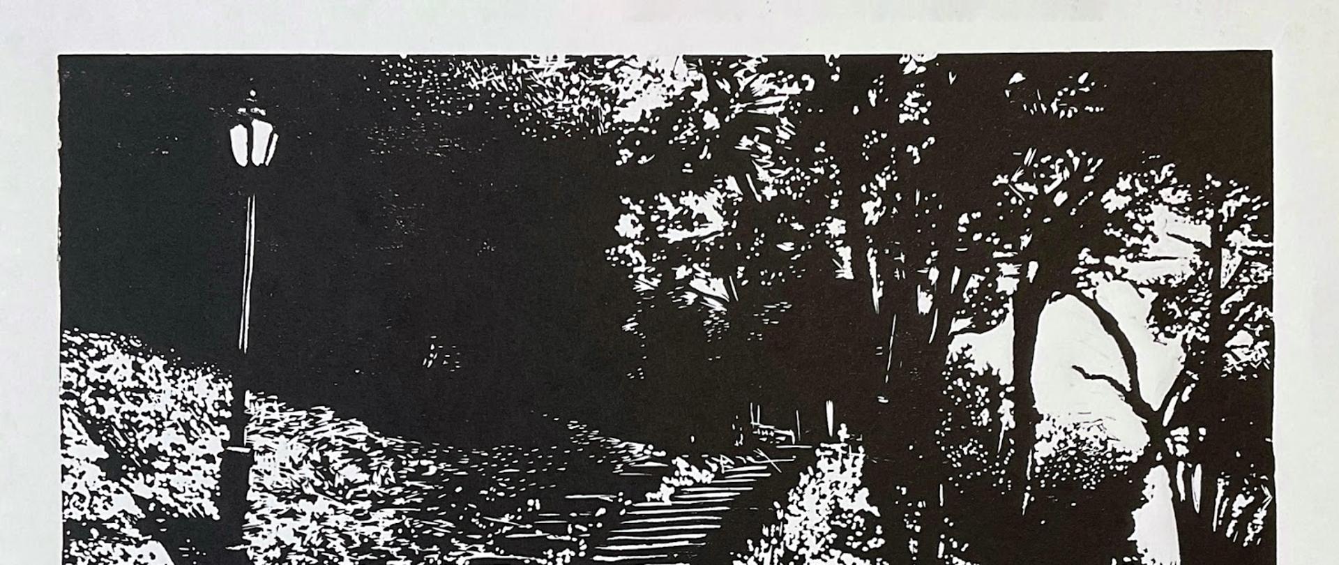 Grafika wykonana techniką linorytu w wysokim kontraście. Na pierwszym planie kamienny murek i schody niknące w cieniu drzew. Po lewej stronie świecąca latarnia uliczna. W prawym dolnym rogu widoczny odręczny napis „SCHODY NA PODWALU” oraz podpis autorki Zuzanny Deneki z datą 2025.