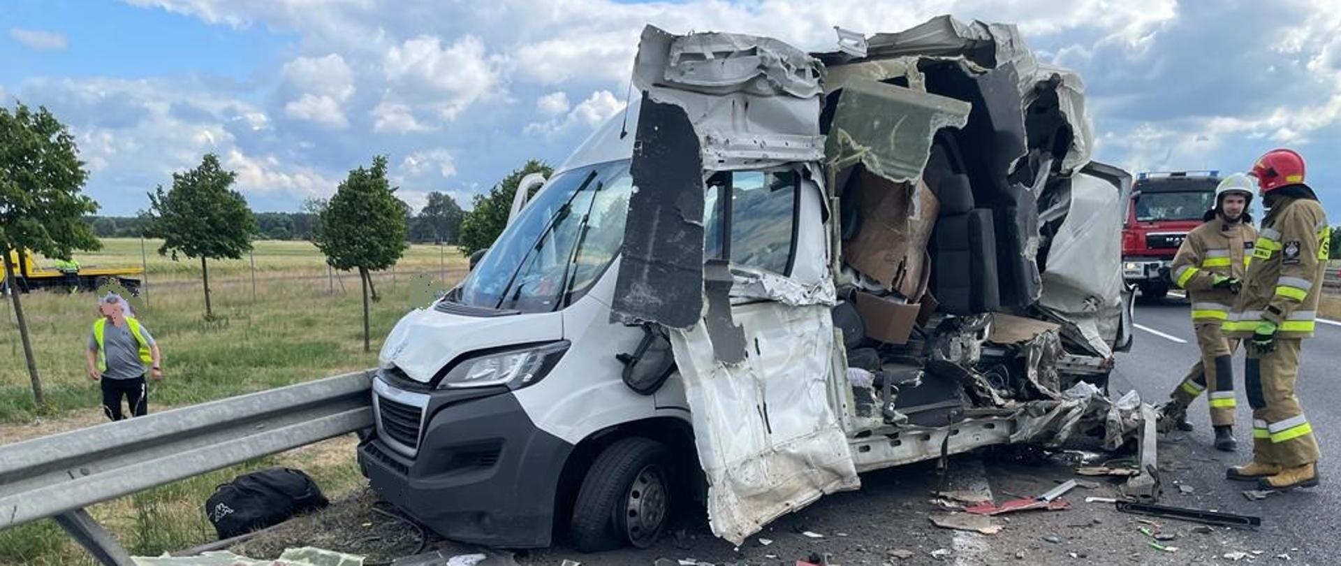 Na zdjęciu widać zdarty lewy bok busa odsłaniający wnętrze pojazdu. Przód busa zatrzymał się na barierce energochłonnej