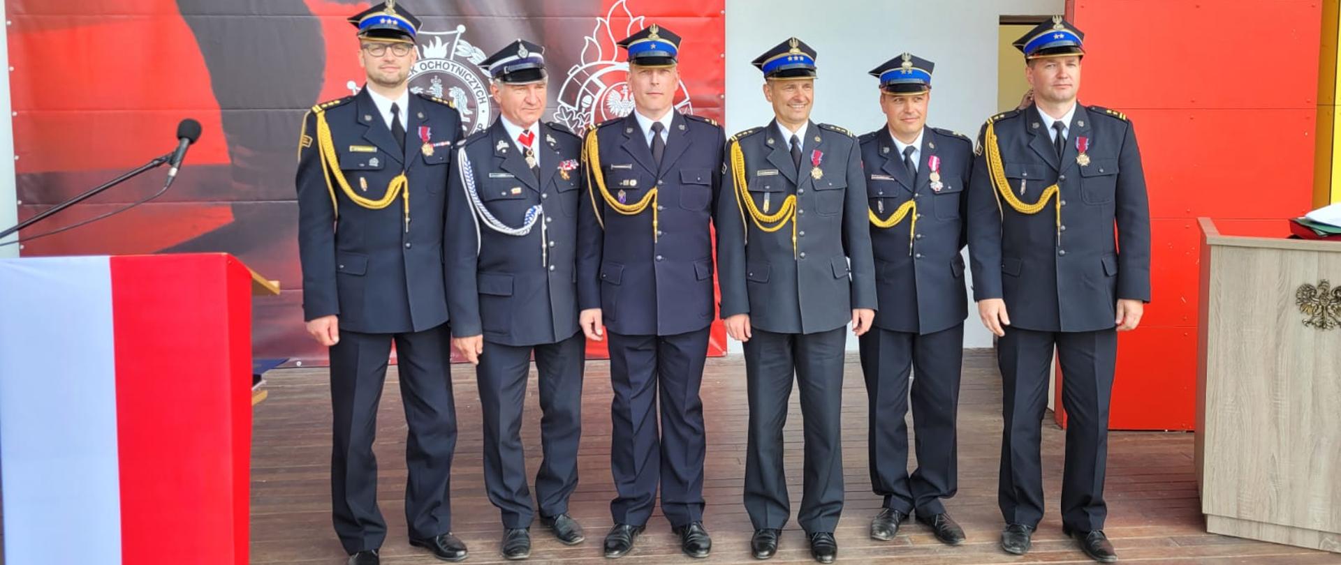 Na zdjęciu od lewej Komendant Powiatowy Państwowej Straży Pożarnej w Świeciu Starszy Brygadier Piotr Tkaczyński, następnie dh Janusz Gerke Prezes Zarządu Powiatowego Związku Ochotniczych Straży Pożarnych Rzeczpospolitej Polskiej, młodszy brygadier Tomasz Sadecki, następnie starszy brygadier Andrzej Rafalski, młodszy kapitan Marcin Winklarz oraz brygadier Sławomir Kulesza.