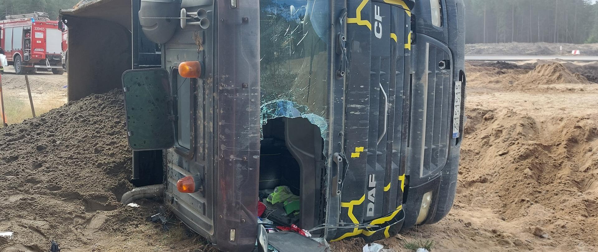 Wypadek ciężarówki an budowie S11. Przód pojazdu.