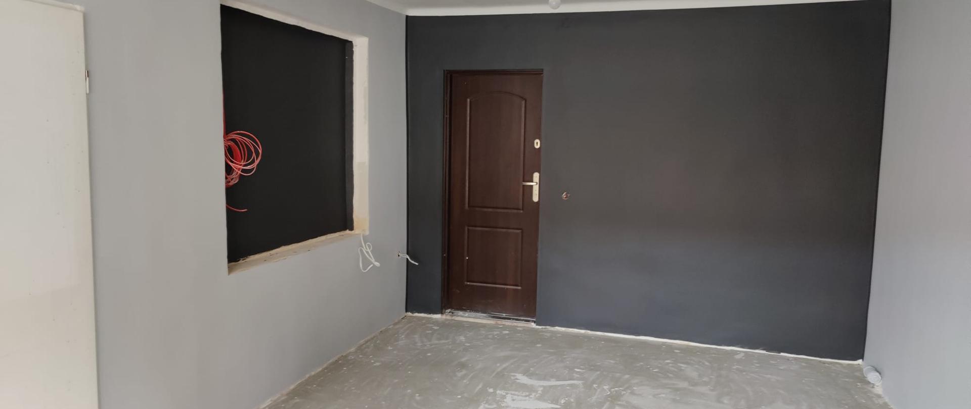 Widok ścian w remontowanym pomieszczeniu w sali edukacyjnej