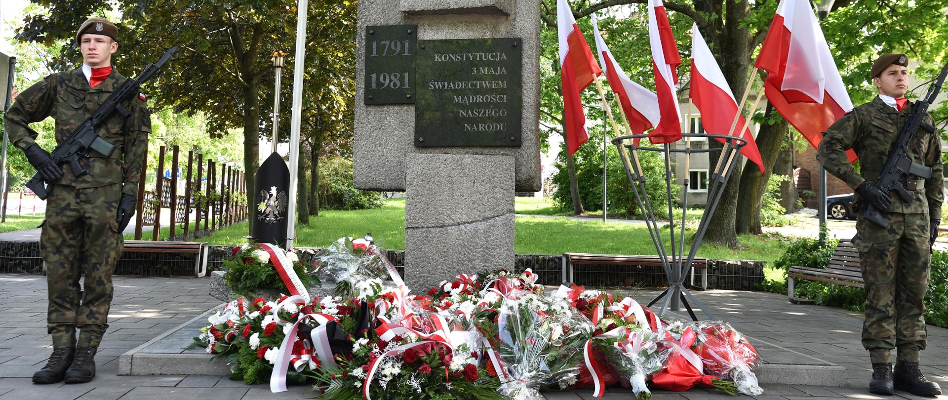 Obelisk Konstytucji 3 Maja. Pod obeliskiem znajdują się złożone przez delegacje kwiaty. 