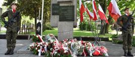 Obelisk Konstytucji 3 Maja, a pod nim kwiaty złożone przez delegacje podczas Wojewódzkich Obchodów Święta Narodowego Trzeciego Maja w Zielonej Górze