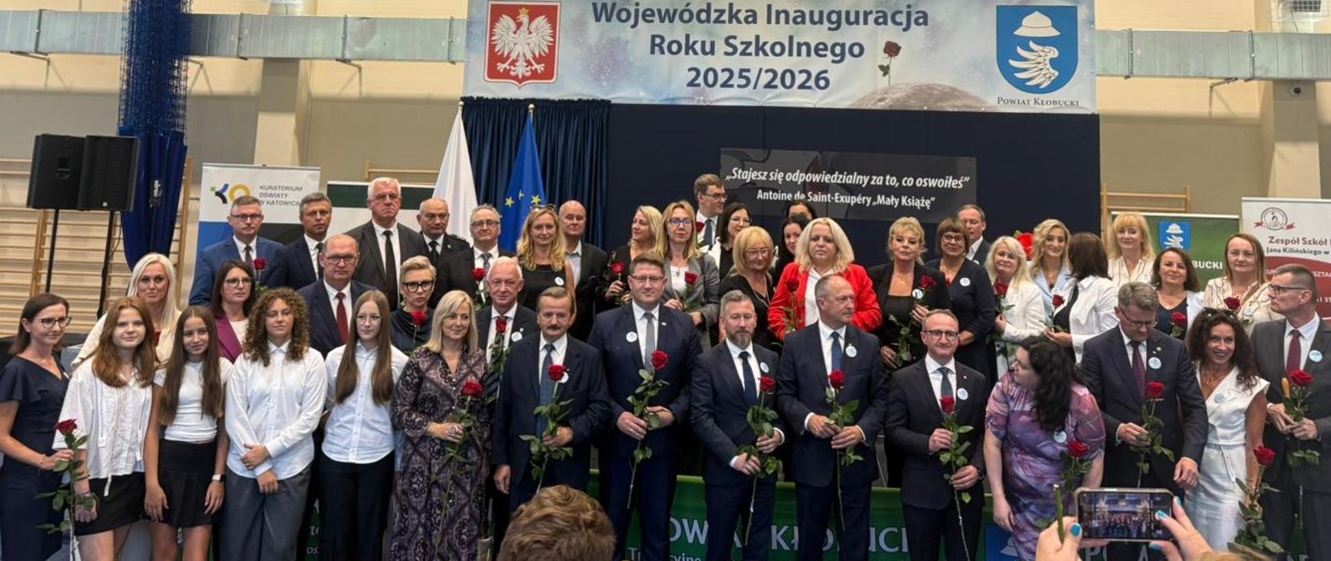 Pamiątkowe zdjęcie grupowe uczestników uroczystej inauguracji roku szkolnego 2025/2026