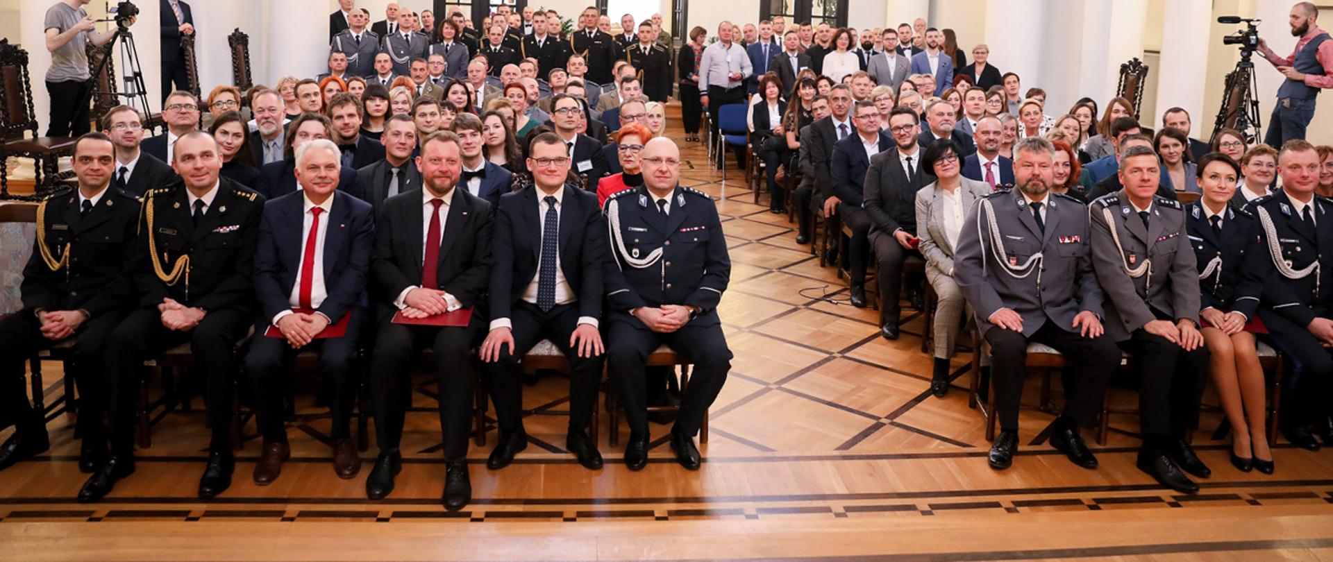 Uroczystość wręczenia odznaczeń "Za zasługi dla ochrony zdrowia" w podziękowaniu za sierpniową akcję ratunkową w Tatrach z udziałem wiceministra Pawła Szefernakera.