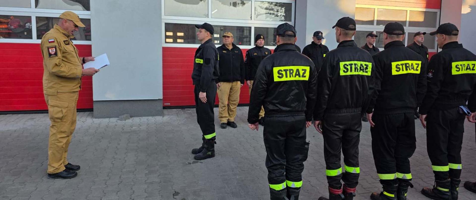 Strażacy na placu podczas odczytywania aktu mianowania