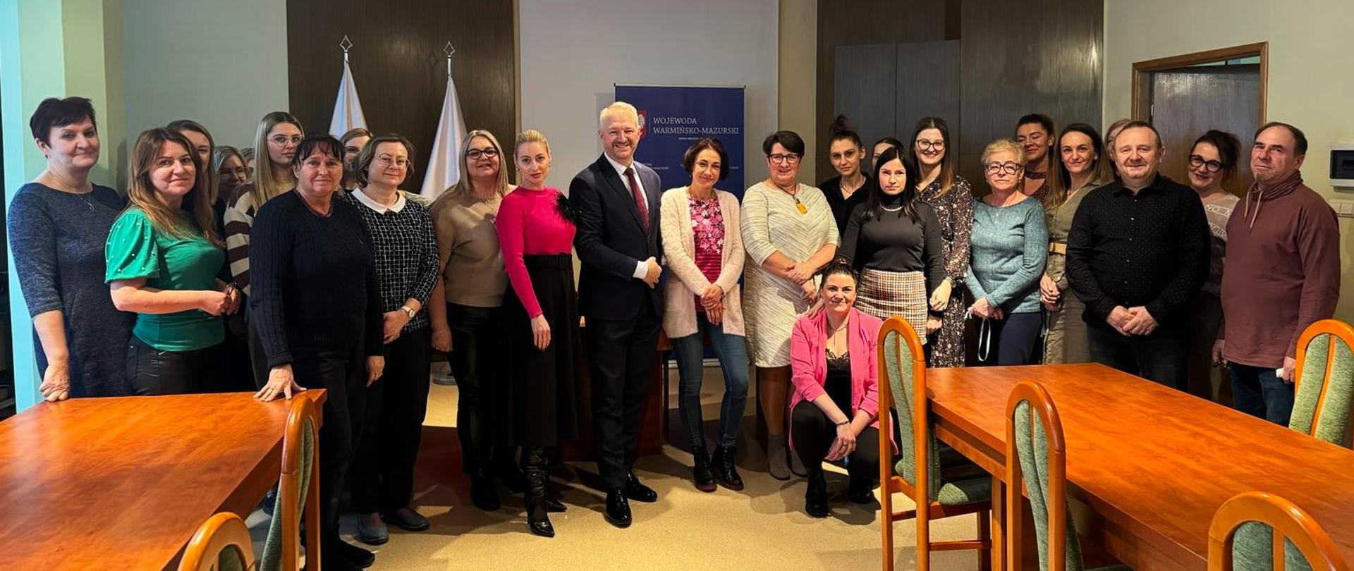 Pracownicy Elbląskiej Delegatury Urzędu Wojewódzkiego i Wojewoda Radosław Król stoją i pozują do zdjęcia 