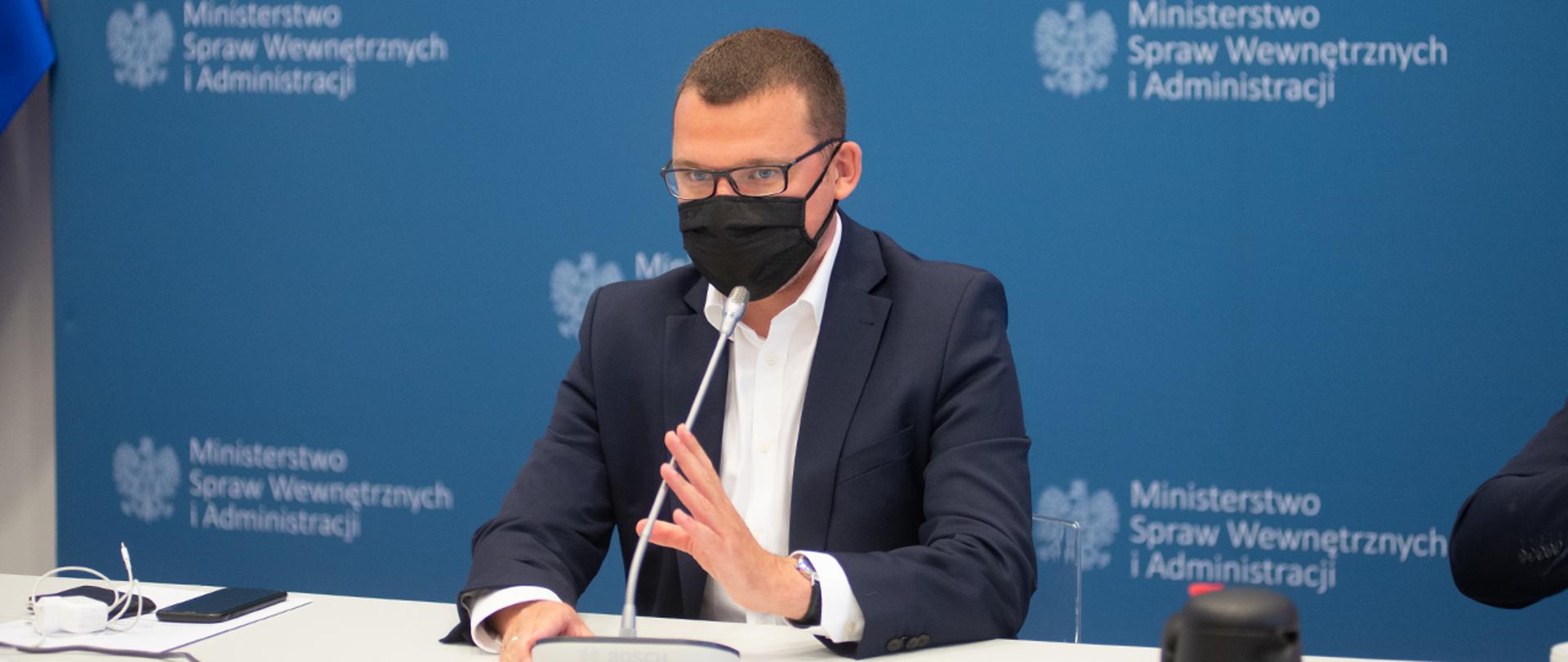 Wiceminister Paweł Szefernaker podczas posiedzenia KWRiST