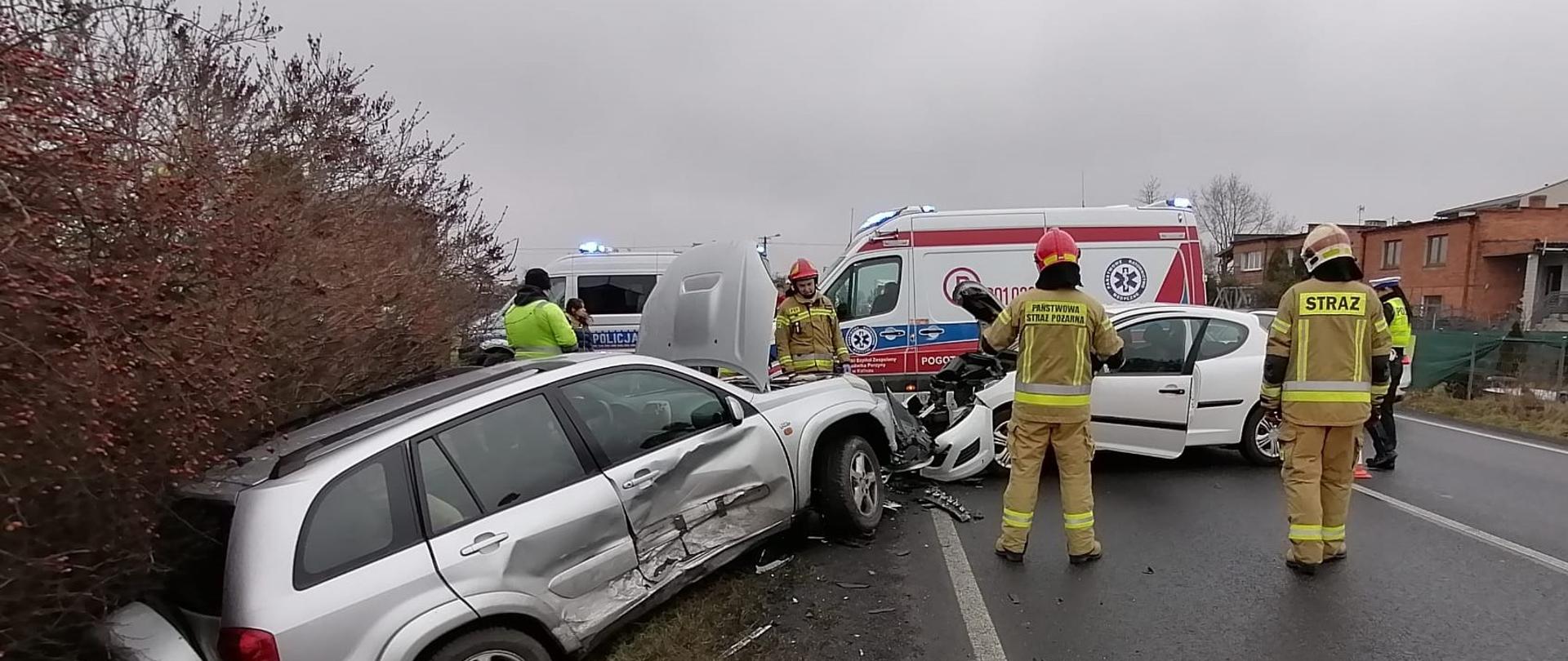 Zdjęcie w ciągu dnia. Na drodze publicznej. Zachmurzenie duże. Widać uszkodzone auta na poboczu drogi. 