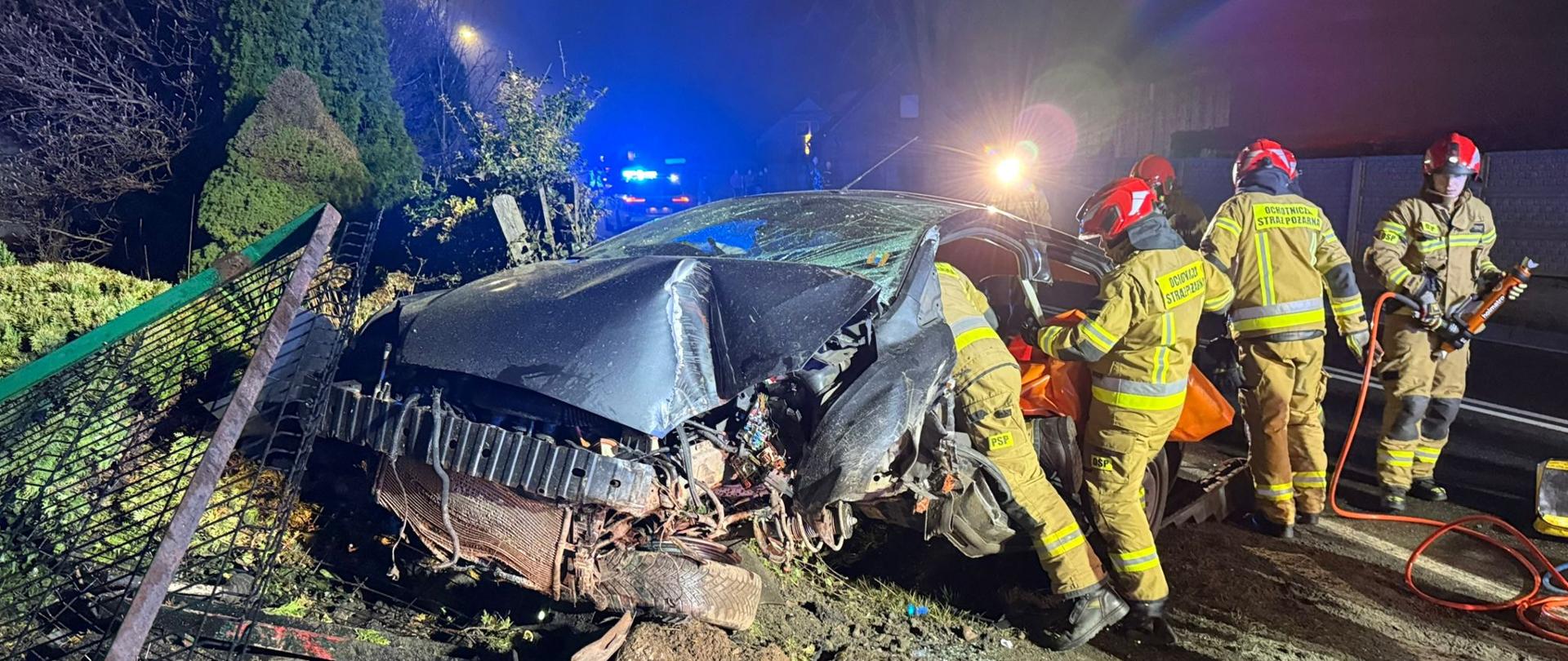 Praca z narzędziami hydraulicznymi.