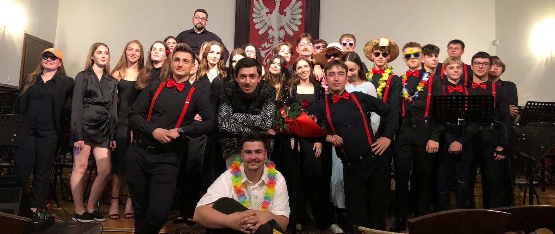 członkowie orkiestry dętej PSM II stopnia w Mielcu podczas koncertu Radość najpiękniejszych lat... w sali królewskiej PSM w Mielcu