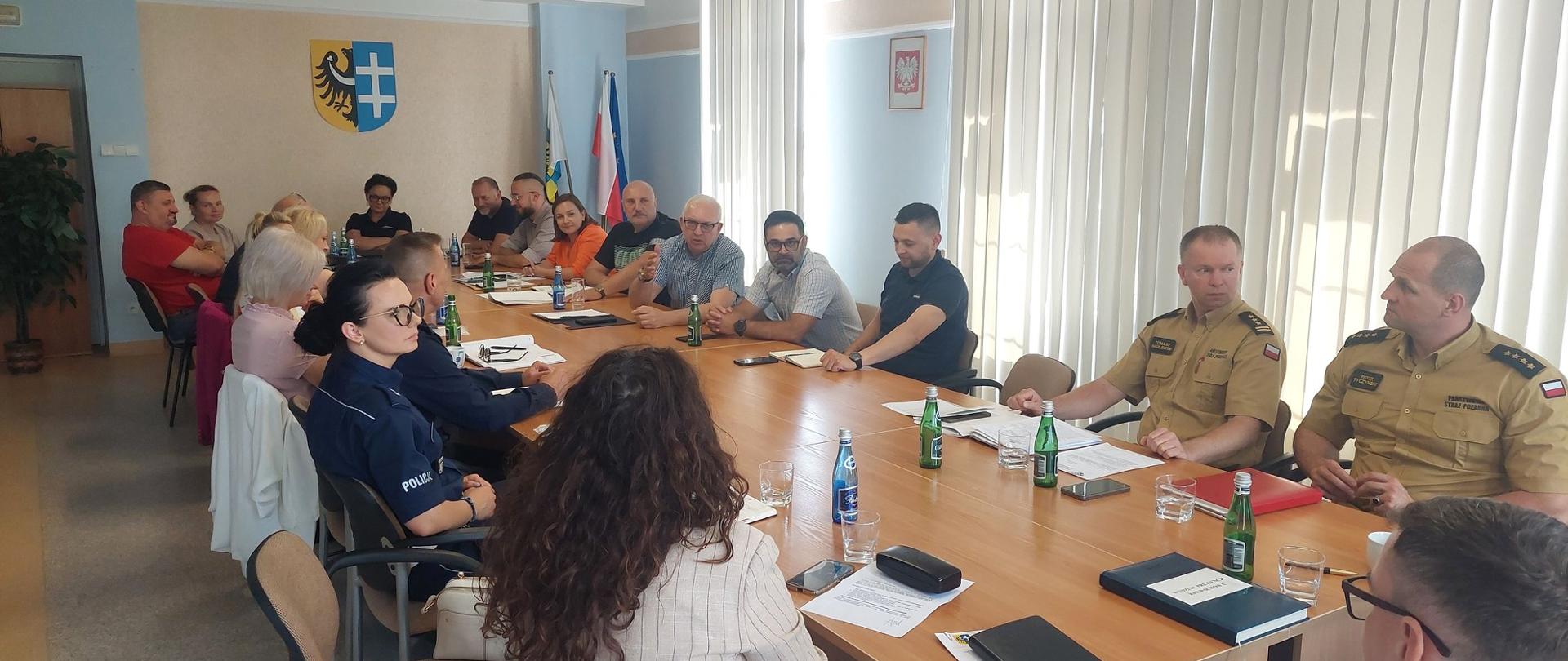 spotkanie grupy ludzi przy stole