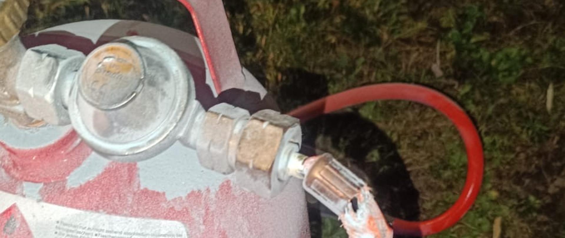 Na zdjęciu znajduje się uszkodzona butla z gazem