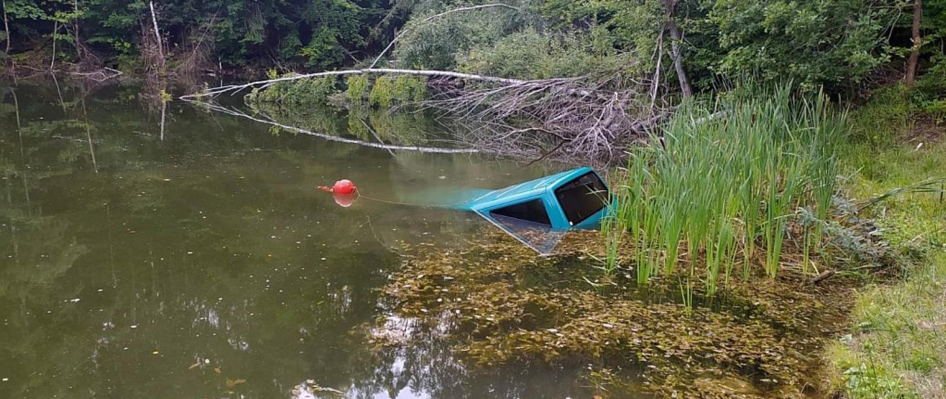 Na zdjęciu znajduje się częściowo wyciągnięty samochód.