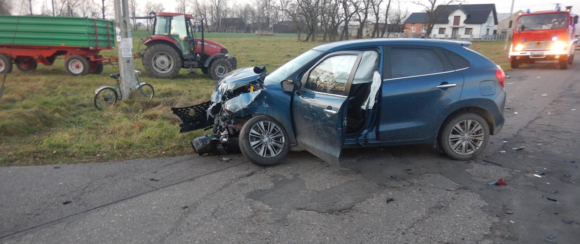 Zdjęcie przedstawia samochód po zderzeniu.