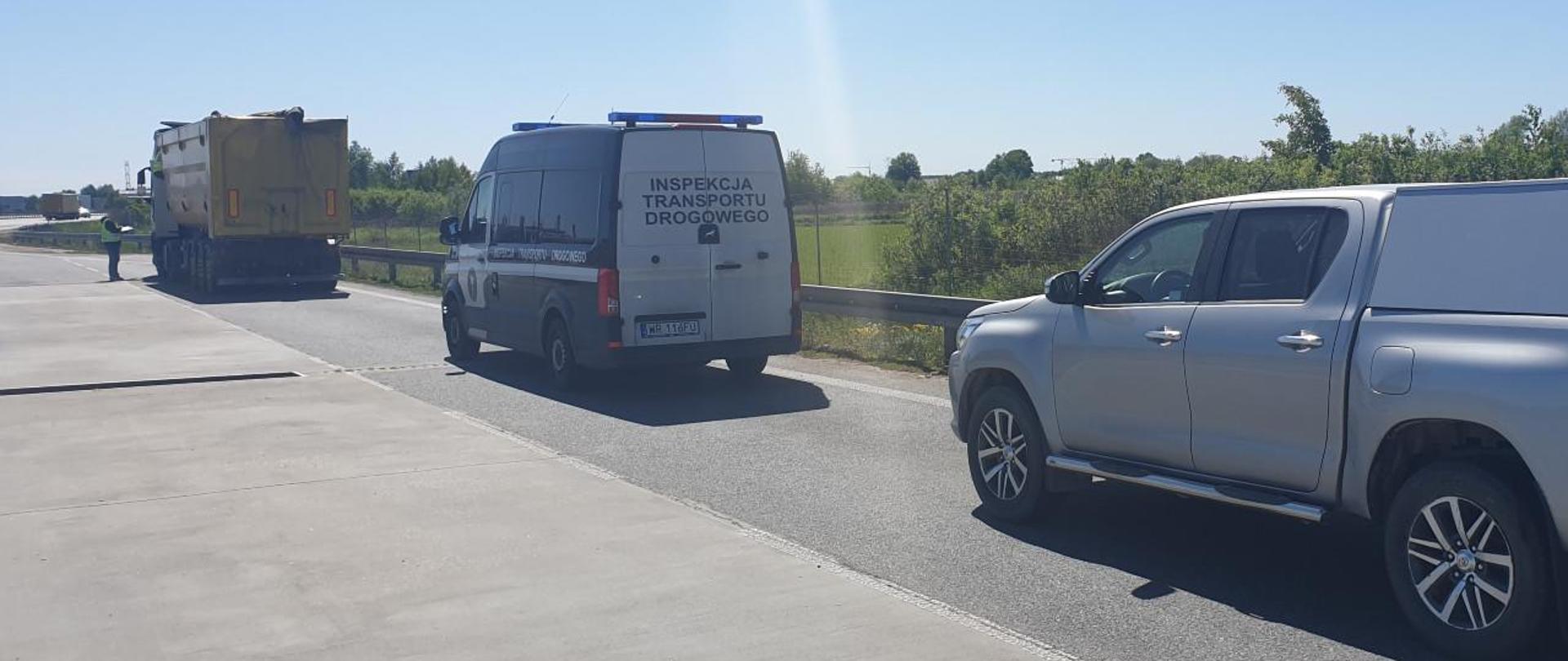 Zatrzymany zestaw ciężarowy z ładunkiem rozdrobnionych odpadów komunalnych stoi w zatoce przy ekspresowej ósemce". Czynności kontrolne prowadzą inspektorzy mazowieckiej Inspekcji Transportu Drogowego wraz z wezwanymi inspektorami Wojewódzkiego Inspektoratu Transportu Drogowego. 
