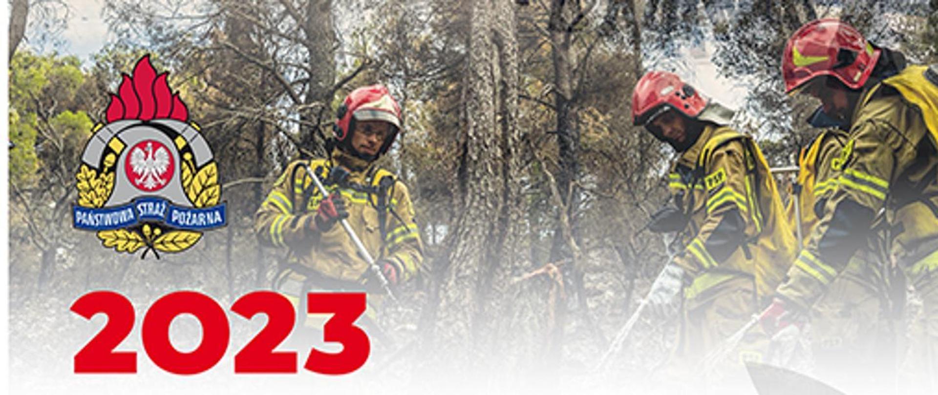 Na zdjęciu logo kalendarza ze strażakami w ubraniach specjalnych w lesie z lewej strony Logo PSP i pod spodem po tej samej stronie napis 2023