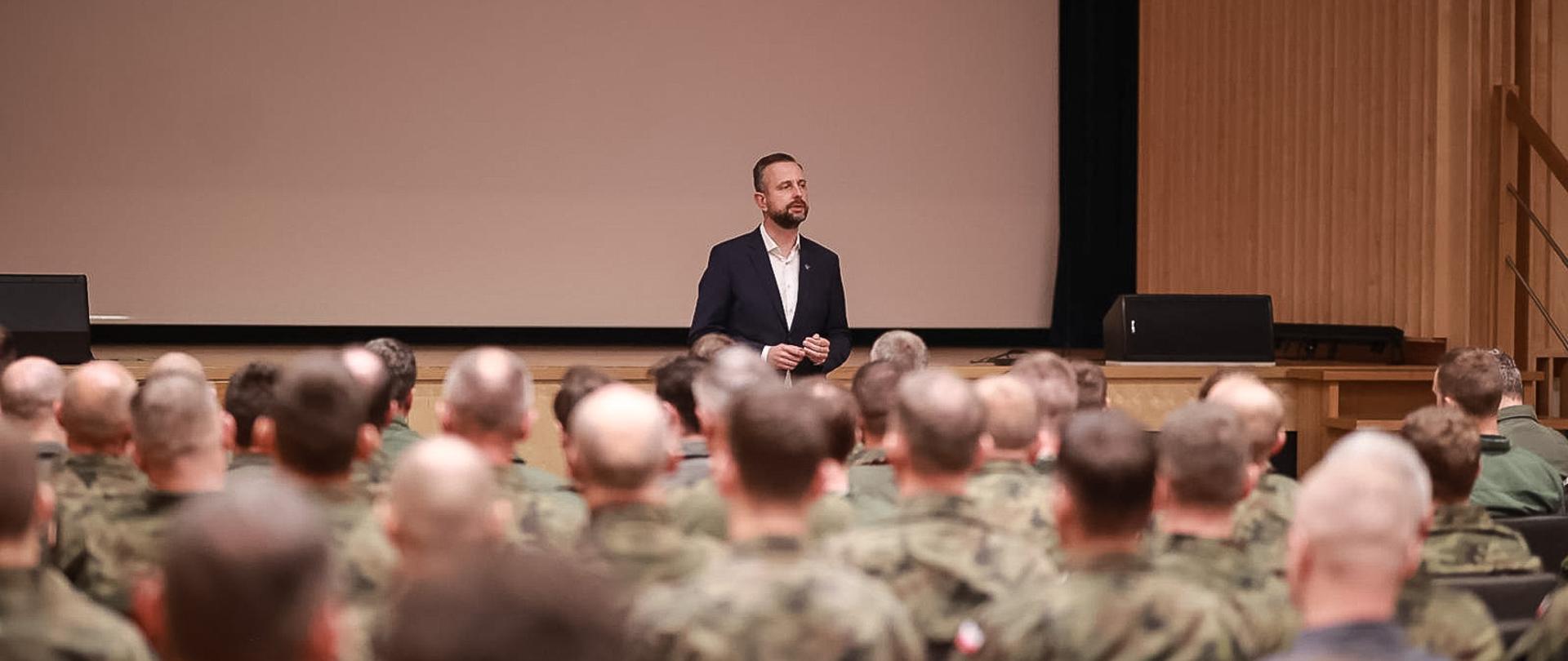 W piątek, 29 sierpnia Władysław Kosiniak - Kamysz, wicepremier - minister obrony narodowej odwiedził kadrę dowódczą i żołnierzy 31. Bazy Lotnictwa Taktycznego w Poznaniu - Krzesinach.