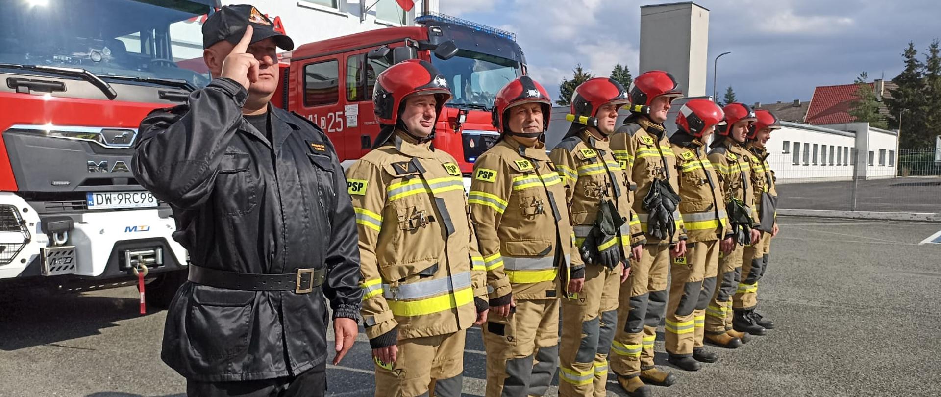 Strażacy stojący na baczność