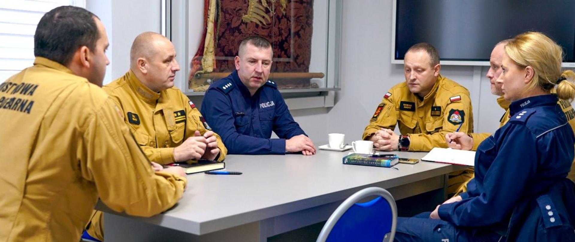 Na zdjęciu widać kierownictwo PSP z Ustrzyk Dolnych: komendantów i dowódców jednostki oraz kierownictwo z Policji.