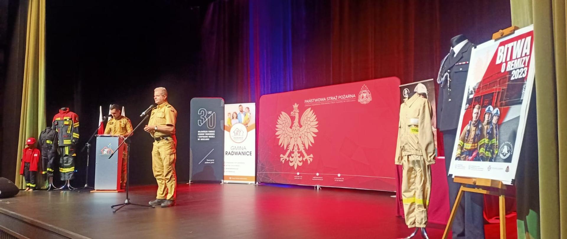 Dolnośląski Komendant Wojewódzki Państwowej Straży Pożarnej stojąc podczas przemówienia.