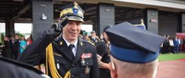 Na zdjęciu komendant główny PSP podczas wręczania odznaczeń