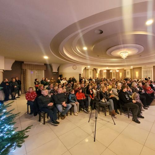 Koncert świąteczny 2023. Widok na publiczność zgromadzoną na koncercie.