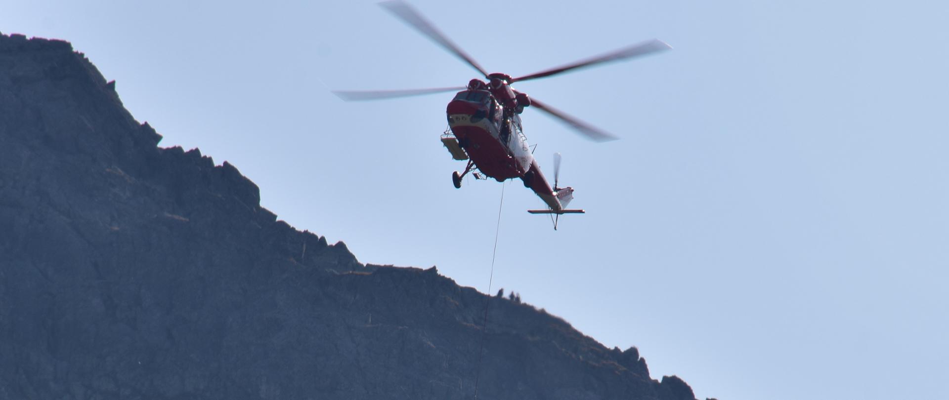 PHOTO: ALBIN MARCINIAK / EAST NEWS Smiglowiec TOPR w akcji ratunkowej w rejonie Doliny Gasienicowej w ostatni dzien lata i pierwszy jesienny. Jesien w Tatrach 2020, n/z wypadek smiertelny pod Swinicka Przelecza 