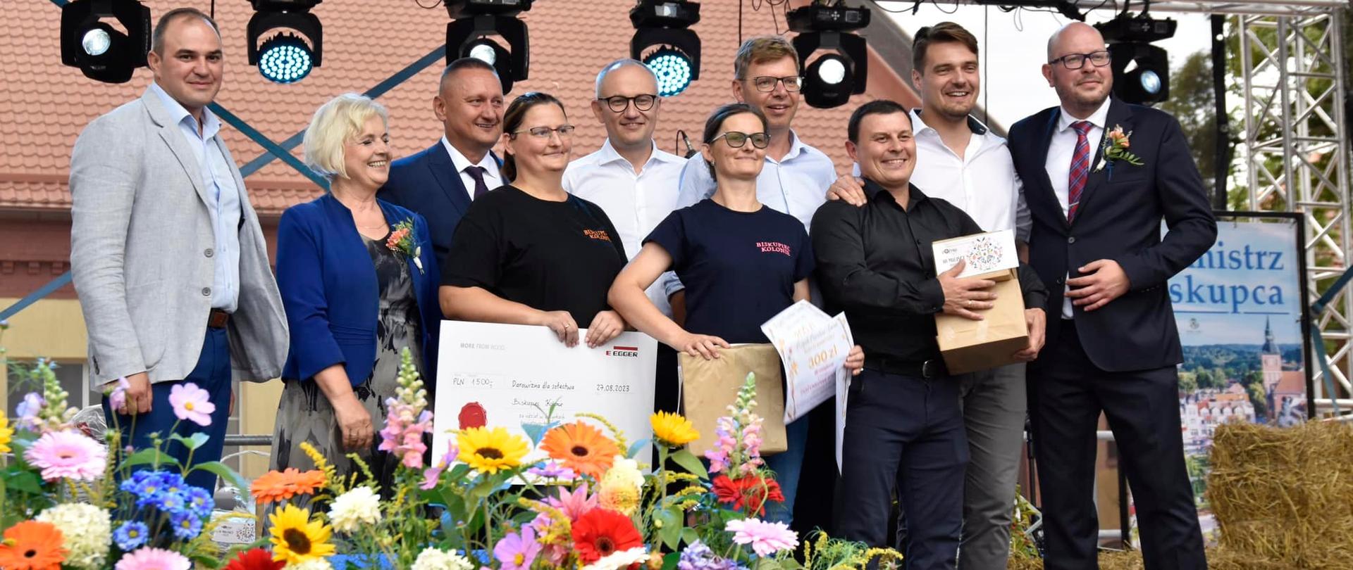 Wojewoda Artur Chojecki razem z ministrem Błażejem Pobożym i Burmistrzem Biskupca Kamilem Kozłowskim świętowali z rolnikami na Dożynkach w Biskupcu