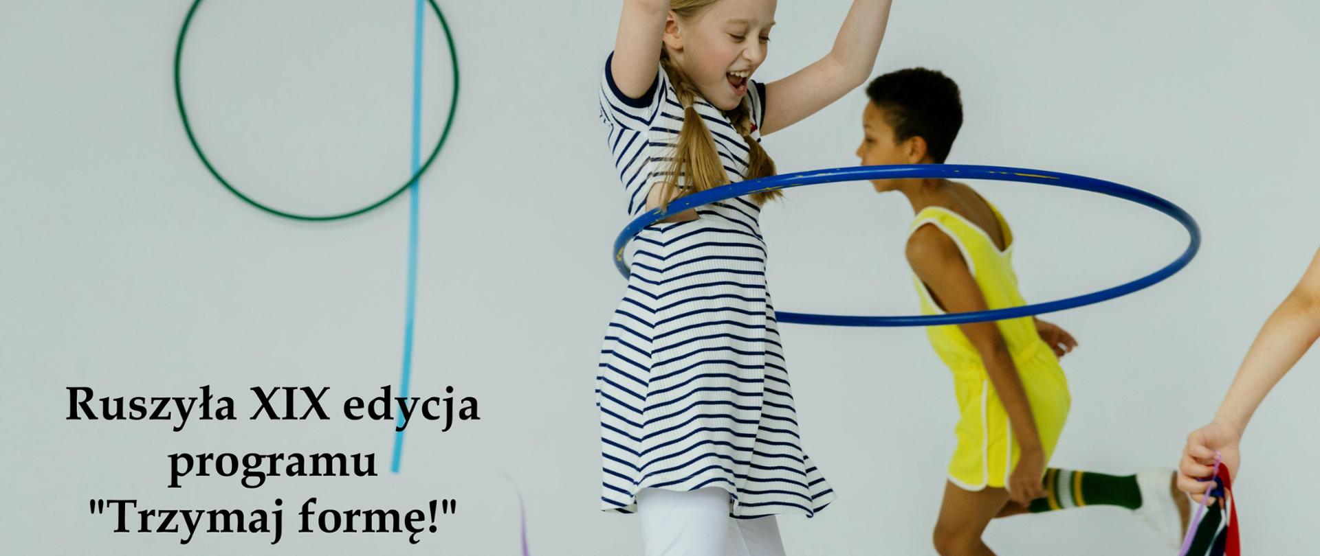 Ruszyła XIX edycja programu "Trzymaj formę!". Dzieci bawiące się hula-hop