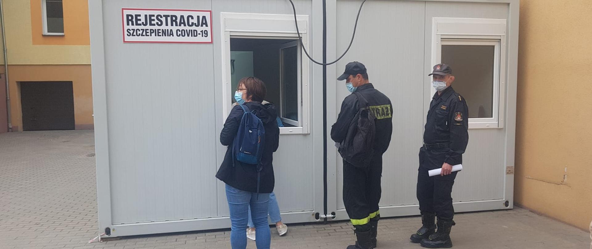 zdjęcie przedstawia funkcjonariuszy JRG przed punktem rejestracji 