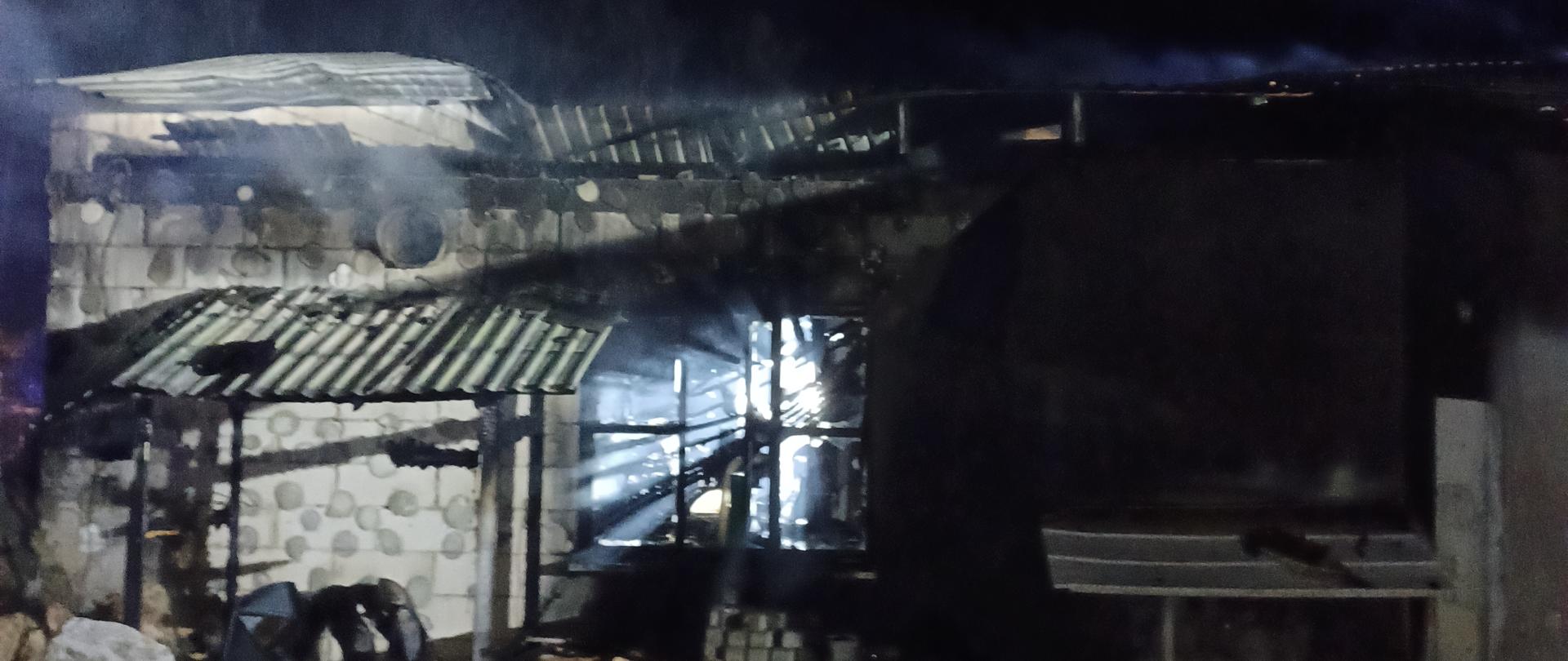 Spalona stolarnia, spalone elementy konstrukcji budynku. 