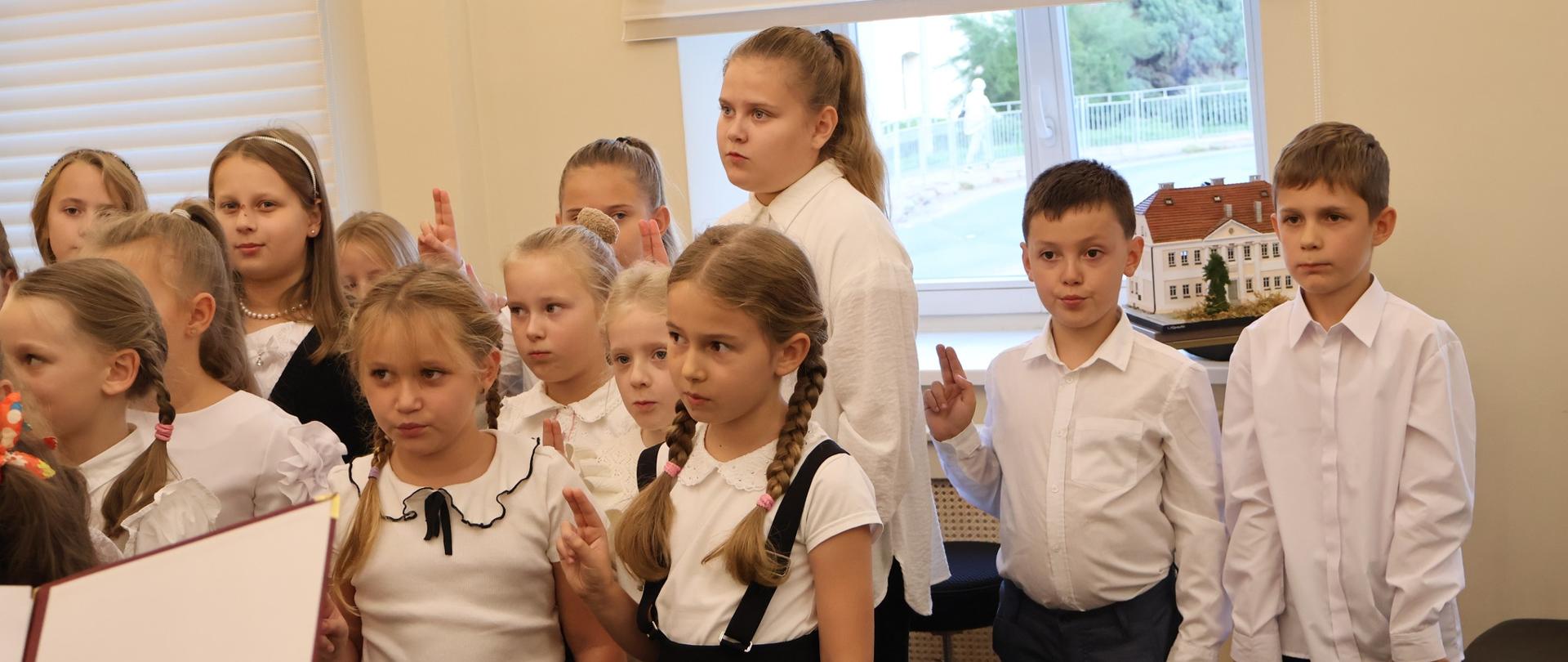 Grupa uczniów składającą ślubowanie.