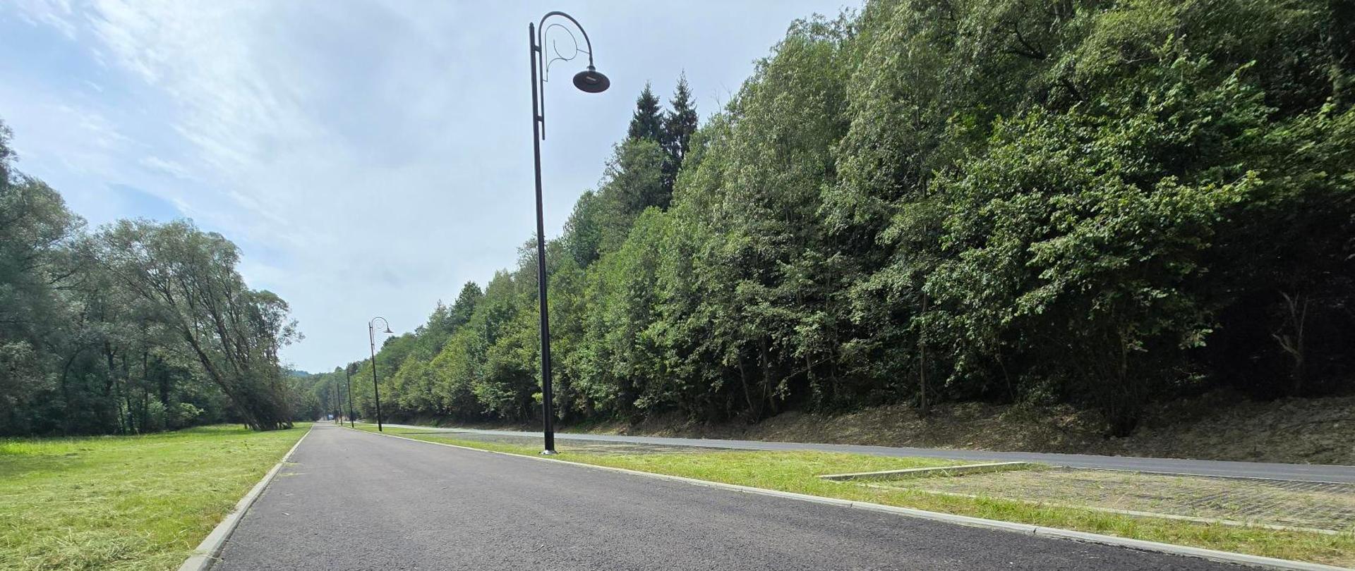 Fragment wyremontowanego Traktu Cesarskiego w gminach Węgierska Górka i Milówka po modernizacji nawierzchni i zagospodarowaniu otoczenia.